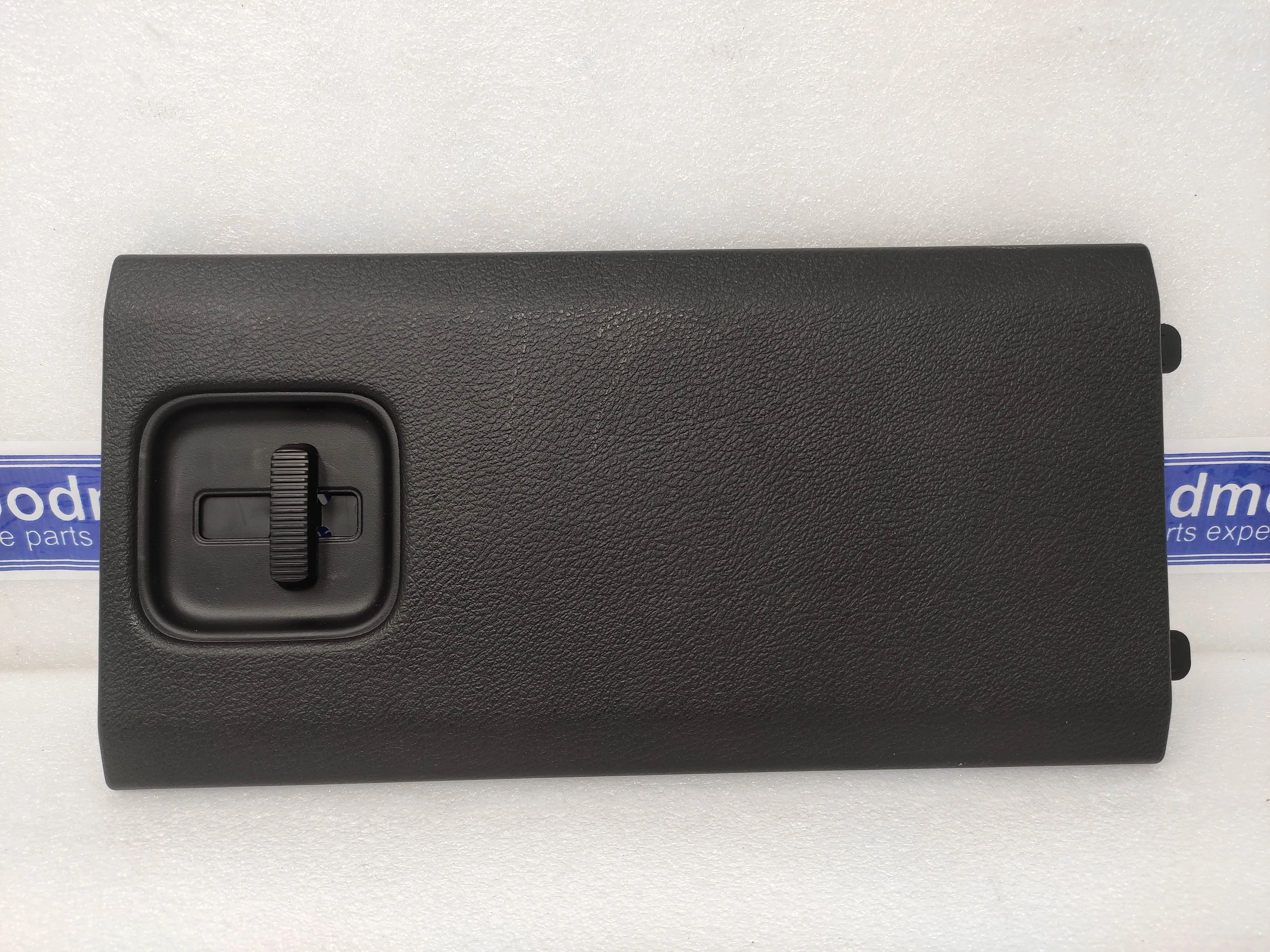 LIDQUARTER LOWER TRIM(BLACK)